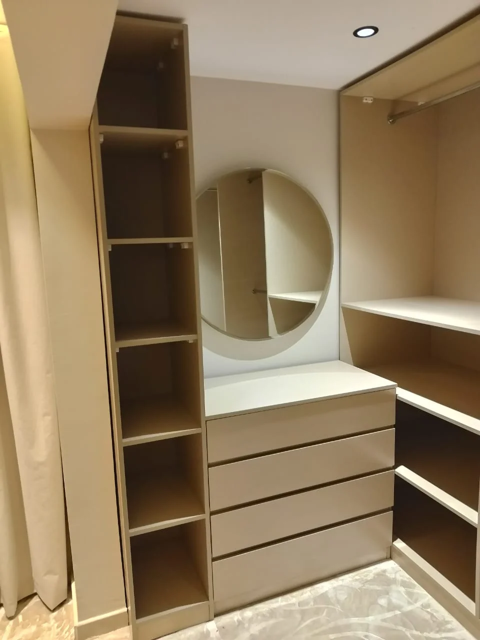 خزانة مصممة بذوق عالي، تشطيب ناعم وخامات ممتازة، تجمع بين الشكل الأنيق والاستخدام العملي.