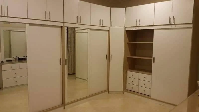 خزانة بتشطيب احترافي وتنفيذ دقيق، استغلال مثالي للمساحة ولمسة فخامة تفرق في شكل المكان كله.