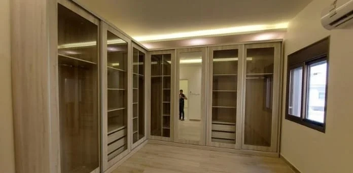 تصميم خزائن ملابس عصرية تستغل كل إنش في غرفتك، مع تقسيمات داخلية ذكية تناسب احتياجاتك.