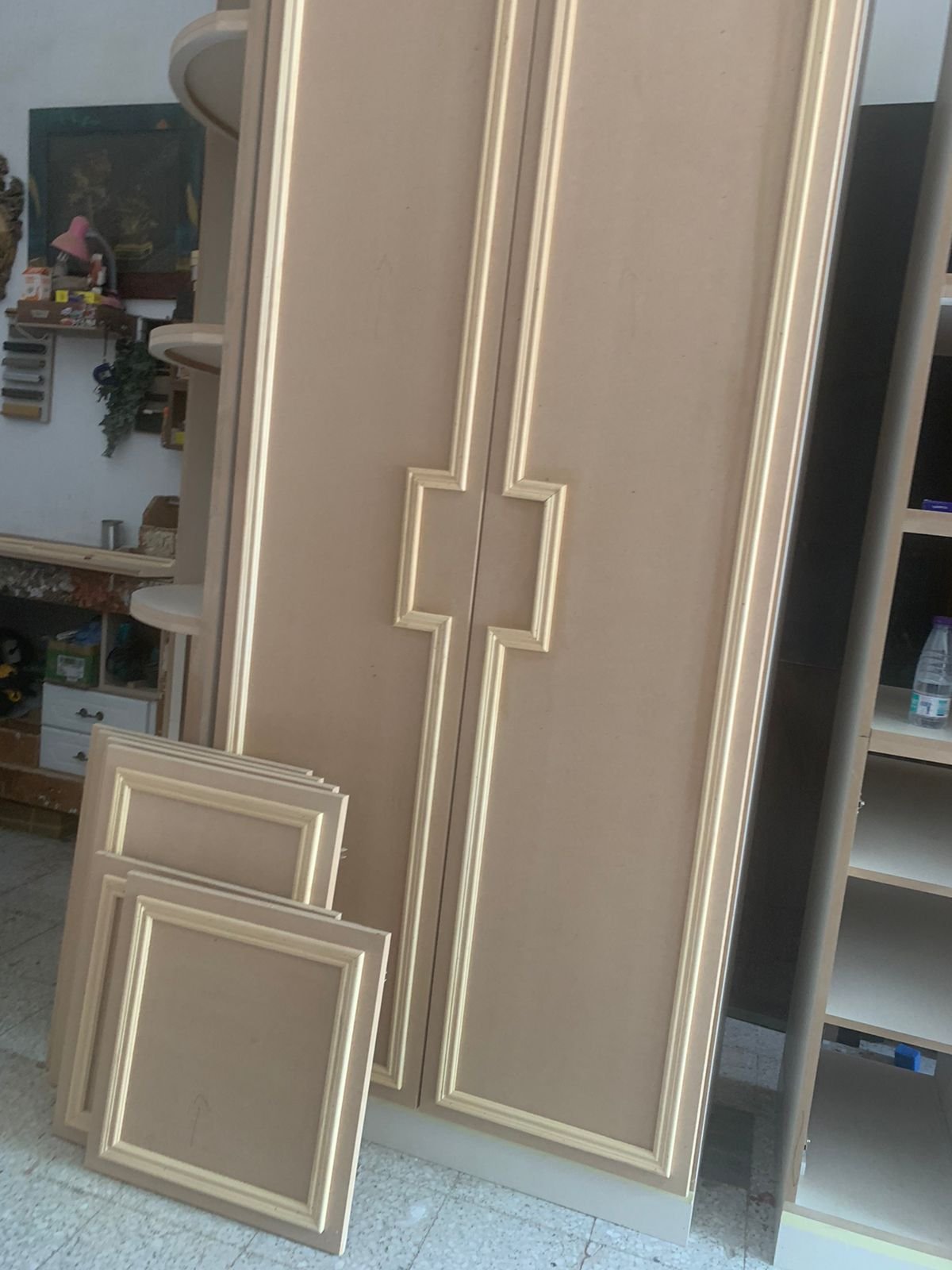 أضف لمسة ملكية لمدخل بيتك مع أبوابنا المزخرفة والمصنوعة يدويًا بأيدي أمهر النجارين