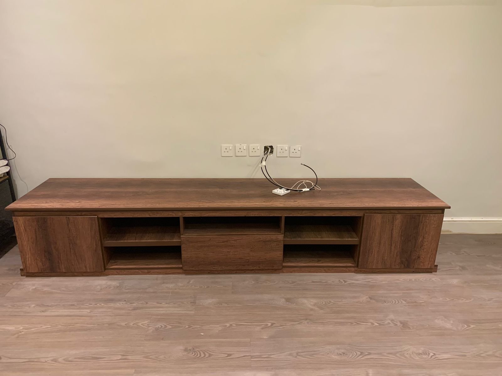 تصميم وتركيب بارتشن خشب بلمسات فنية لفصل المساحات بذكاء وجمال