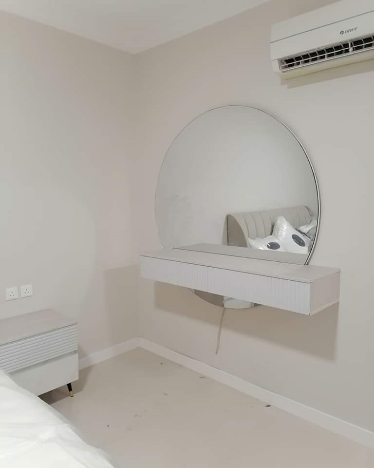 تصميم وتركيب بارتشن خشب بلمسات فنية لفصل المساحات بذكاء وجمال