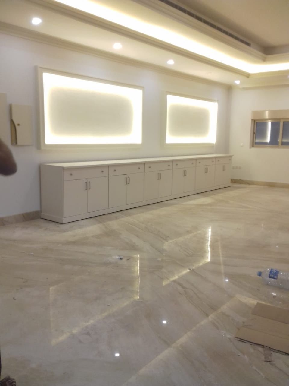 فني مطابخ محترف لتعديل وصيانة المطابخ الخشبية وتغيير الأبواب والرفوف باحترافية