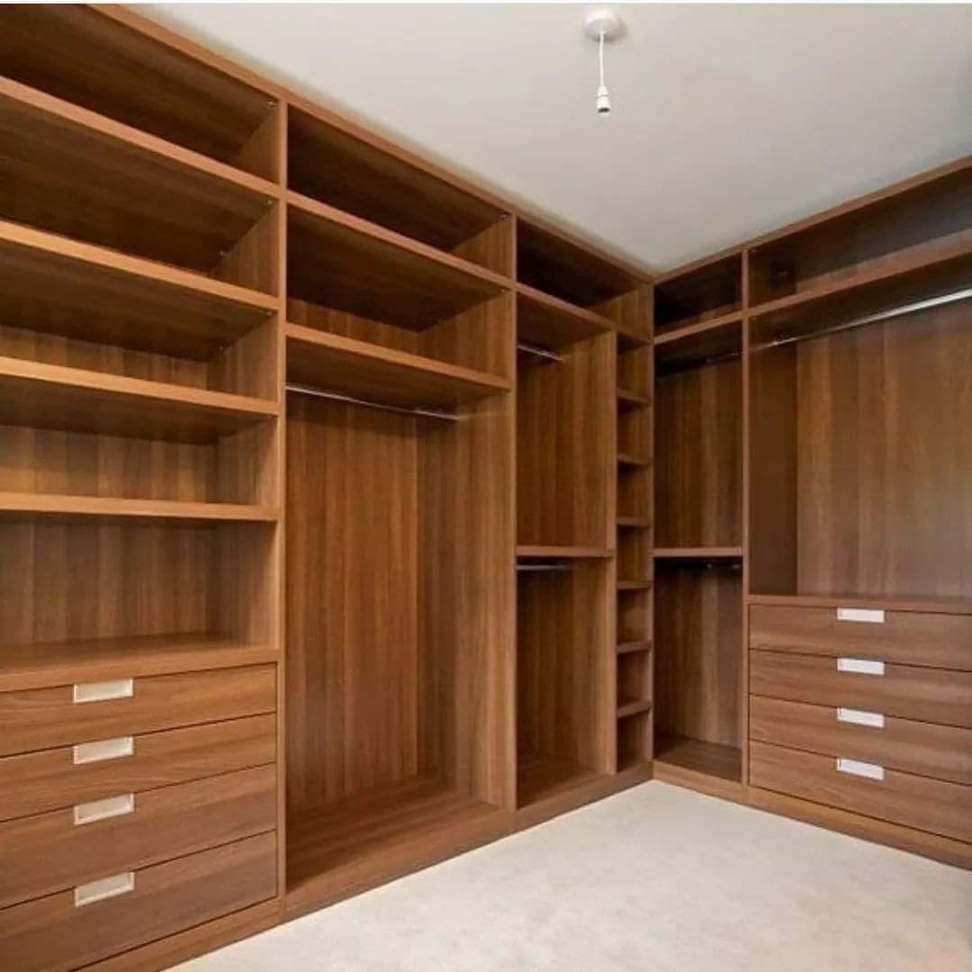 تصميم خزائن ملابس عصرية تستغل كل إنش في غرفتك، مع تقسيمات داخلية ذكية تناسب احتياجاتك.